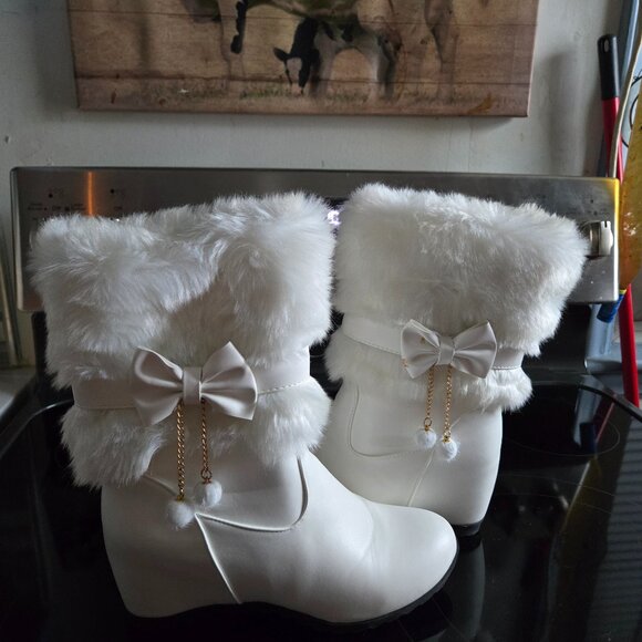 White Boots with Bows 8 - Picture 1 of 4